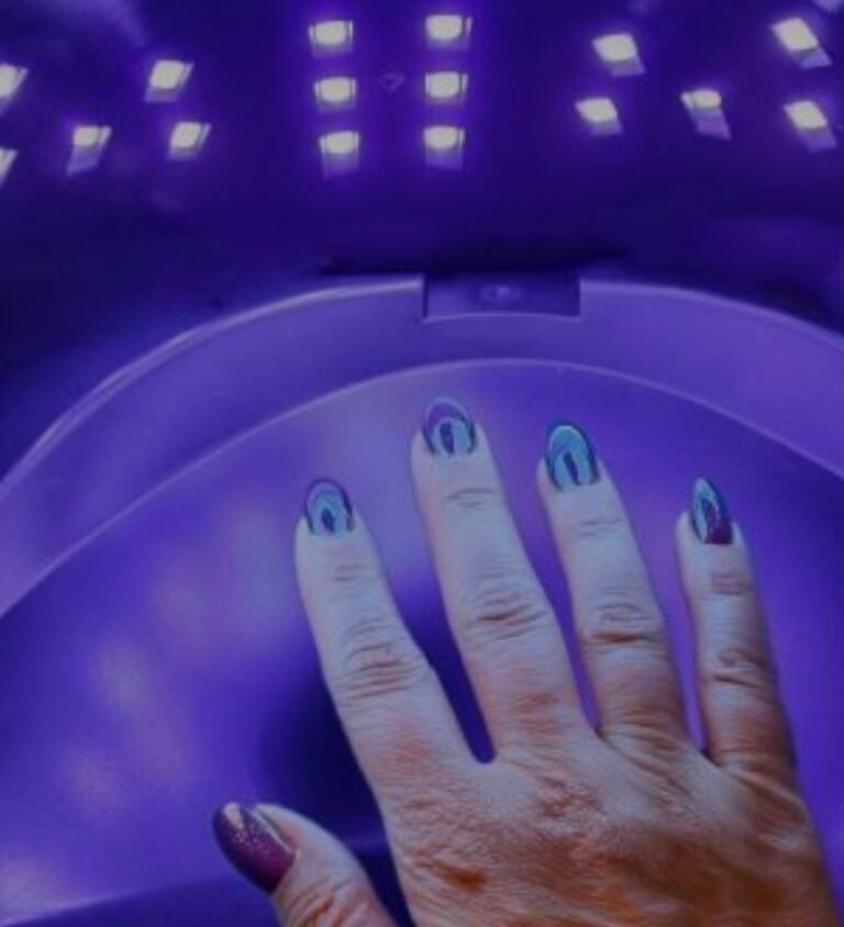 Estudian efectos de las lámparas de secado de esmalte de uñas sobre las moléculas de la piel