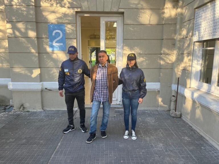 La Policía Federal deporta a dos extranjeros con frondosos antecedentes penales