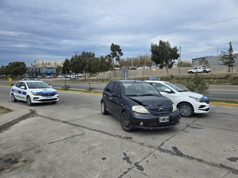 Chocaron un patrullero luego de que los atraparan robando en un estacionamiento