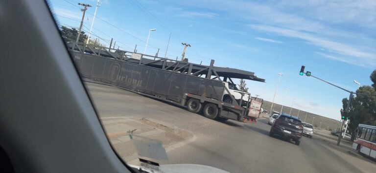 Un camión mosquito intentó doblar y quedó atascado en la ruta