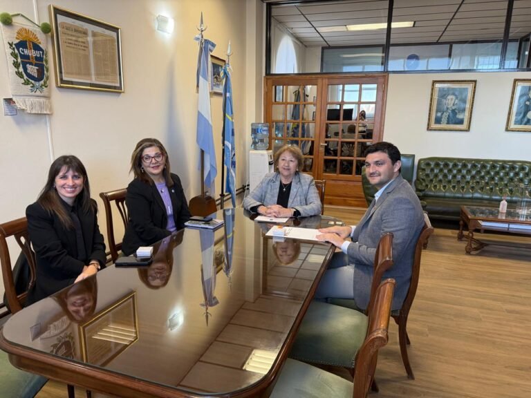 Provincia firmó un convenio con la UNPSJB para fortalecer la formación y la inserción laboral