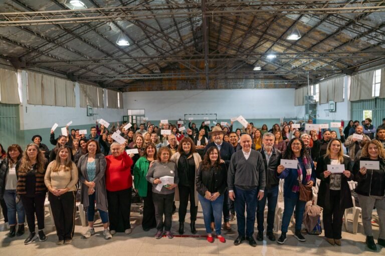 Se concretó la entrega de los aportes FAEM para 76 escuelas de la ciudad