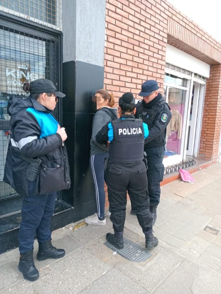 Empujó a una mujer para robarle 20 mil pesos: fue atrapada por un testigo