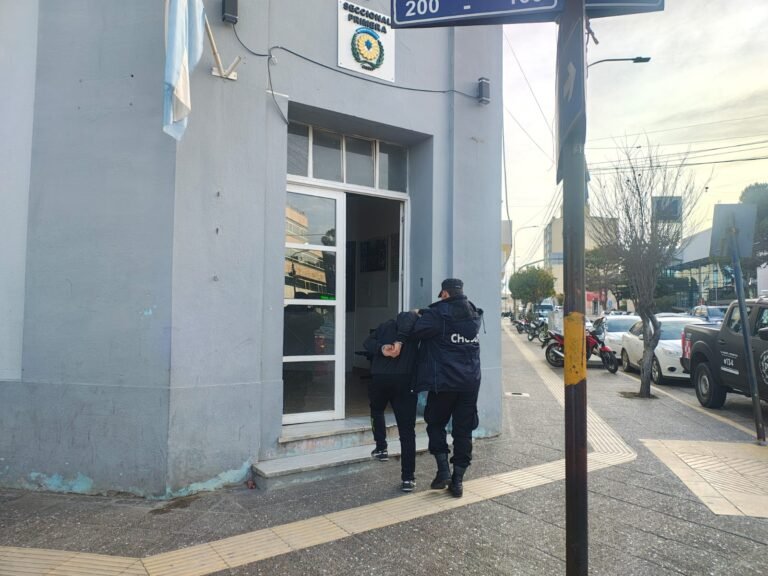 Intentó robar una rueda de auxilio en el Centro y lo atraparon a pocas cuadras