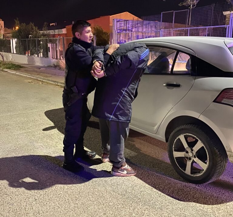 Fueron interceptados por circular sin patente: les encontraron un arma y municiones