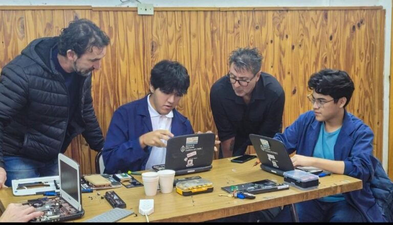 Alumnos de Comodoro reparan netbooks escolares en sus prácticas profesionalizantes