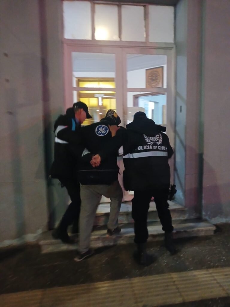 Ocasionó disturbios en un local, quiso pelear con la policía y terminó detenido