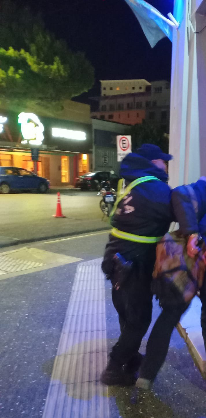 Orinaba en la calle, se negó a identificarse y terminó detenido