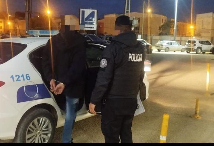 Intentó robar fiambres y aceite de un supermercado, pero un policía lo vio
