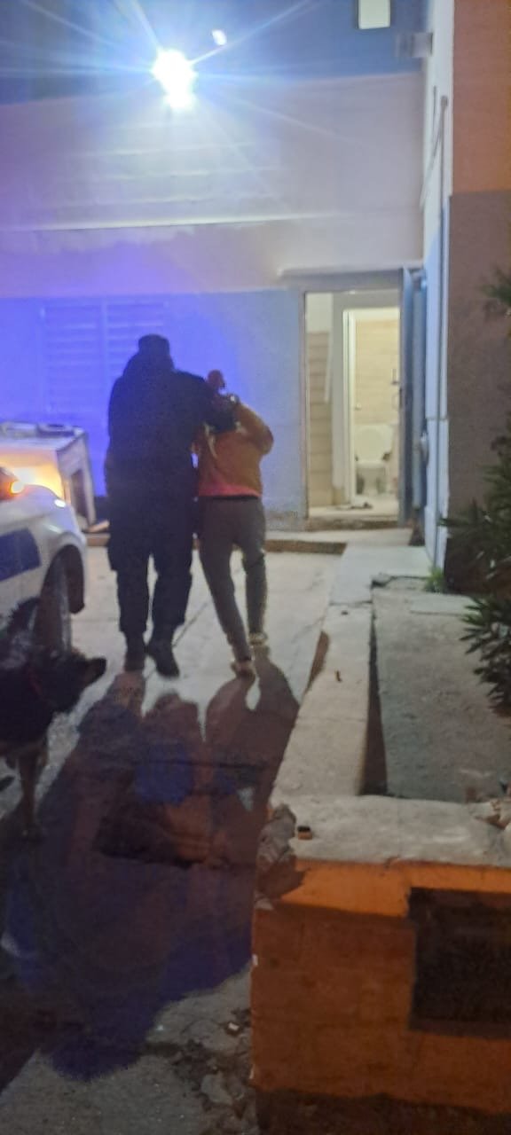 Vecinos frustraron un robo y atraparon al ladrón hasta que llegó la policía