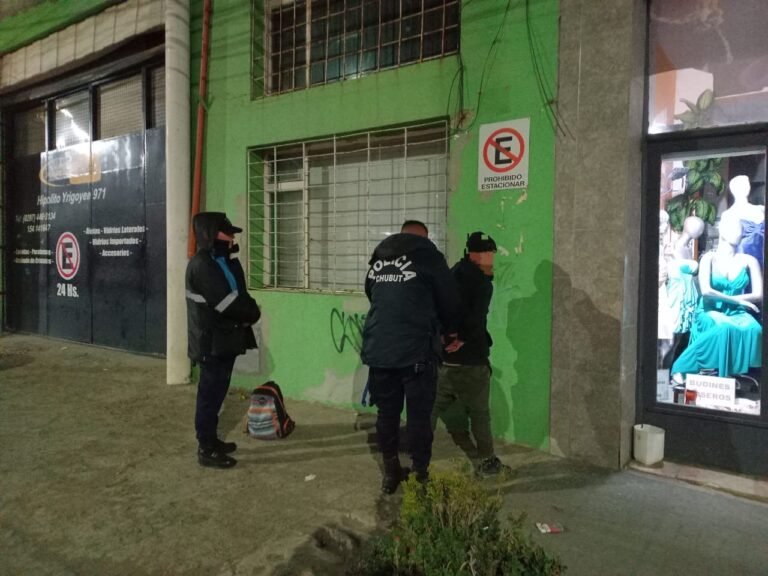 Le robaron el celular en la guardia del Hospital y persiguió al ladrón hasta atraparlo