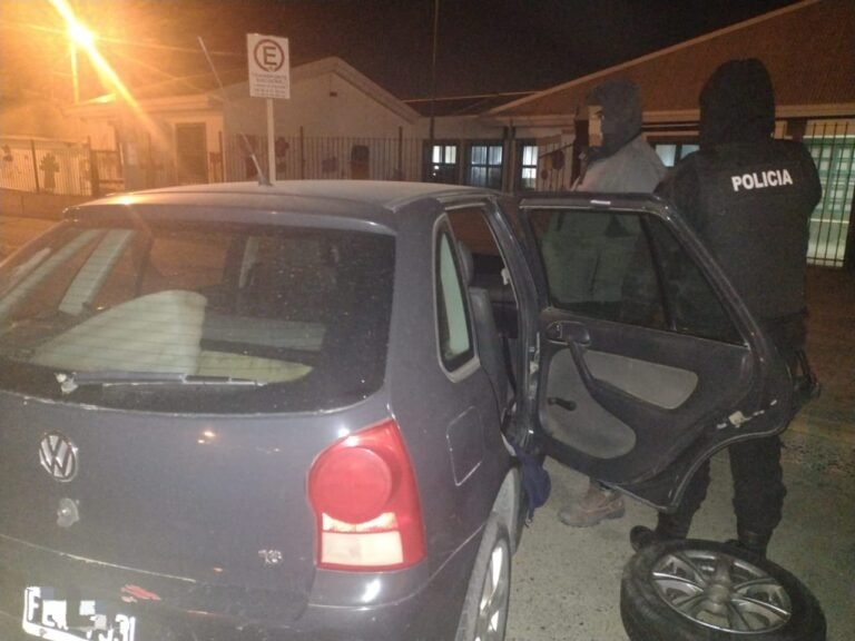 Rompieron la puerta de un auto, le robaron la rueda y huyeron por Avenida Polonia