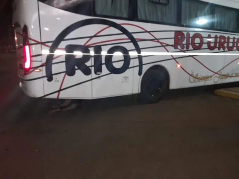 Horror: colectivo llegó a una terminal arrastrando un cadáver