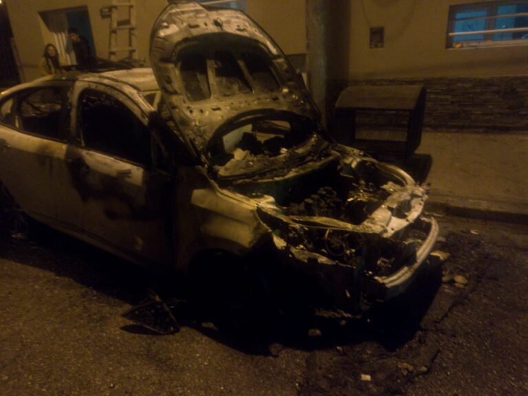 Un auto se incendió en plena madrugada: “Empezó a salir humo y después se prendió fuego”