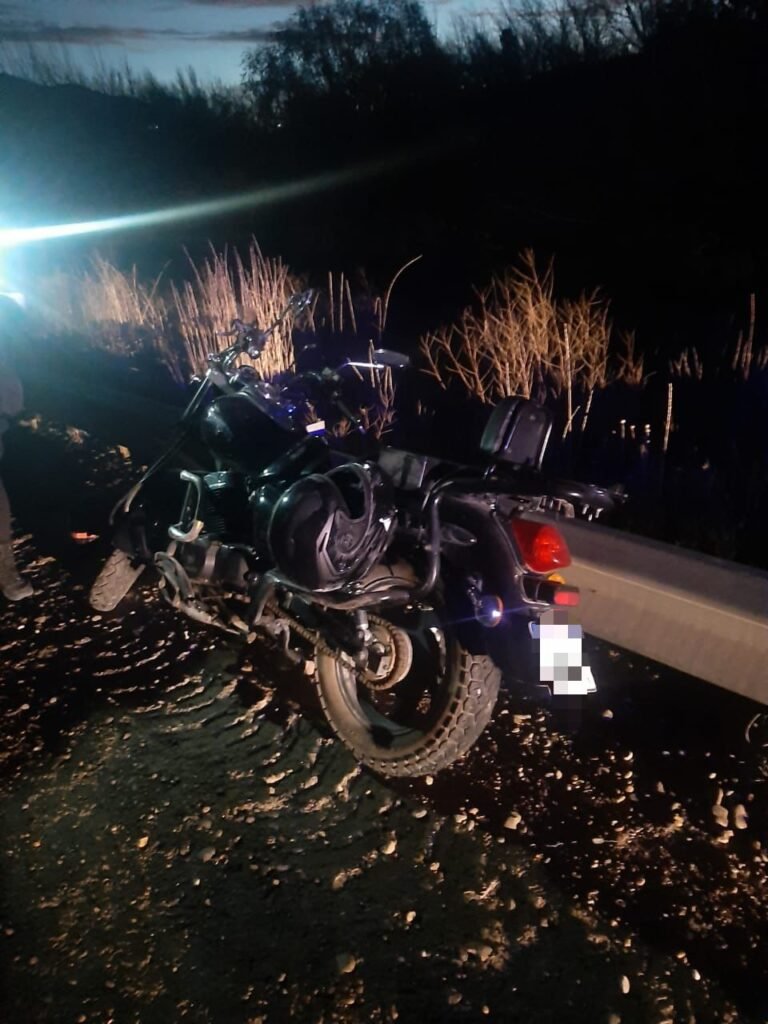 Derrapó en una curva y se fracturó el brazo tras chocar con el guardarraíl