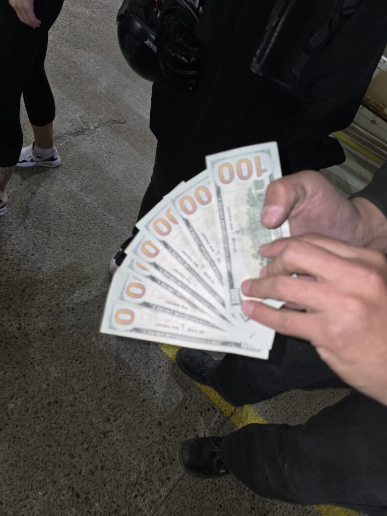 Un joven vendía dólares falsos y fue denunciado por la propia víctima