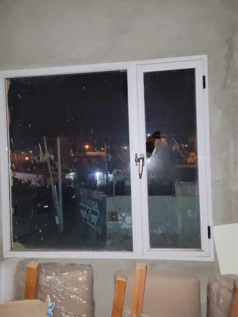 Un hombre le rompió la ventana de su casa y la amenazó de muerte