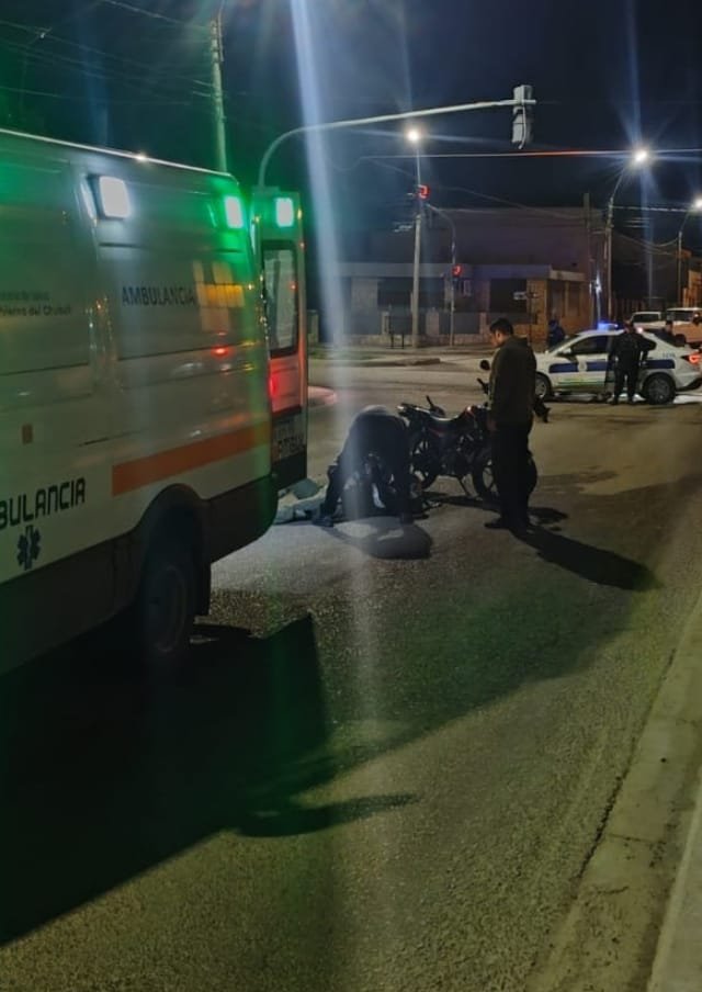 Un motociclista despistó y resultó herido: debió ser trasladado al Hospital Regional