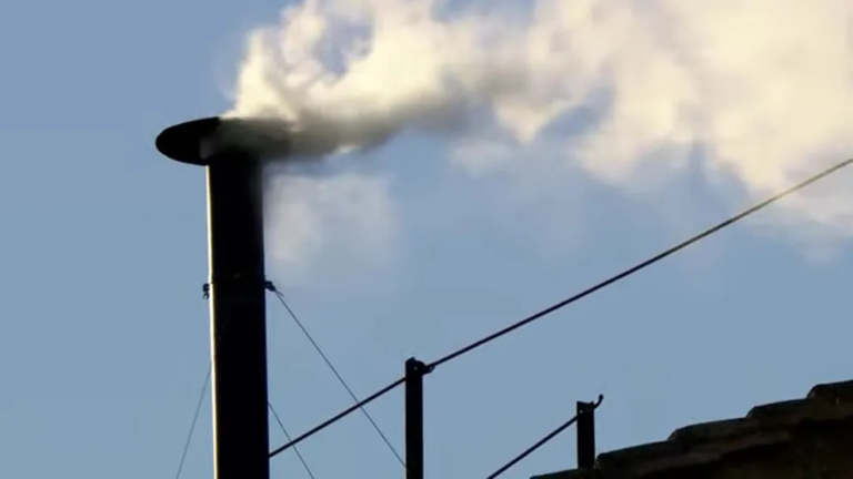 “Habemus papa”: los cardenales eligieron al sucesor de Francisco y hubo fumata blanca