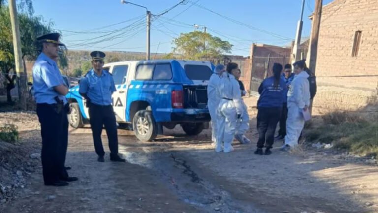 Encontraron muerto a un hombre con un tiro en el pecho mientras su pareja dormía al lado