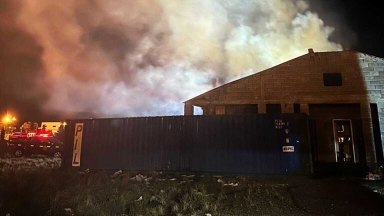 Intenso operativo de bomberos por un incendio en el camping de SEROS