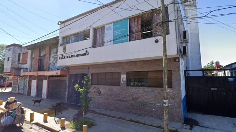 Un hombre le dio una patada en la cabeza a un alumno de 13 años que se había peleado con su hijo en la escuela