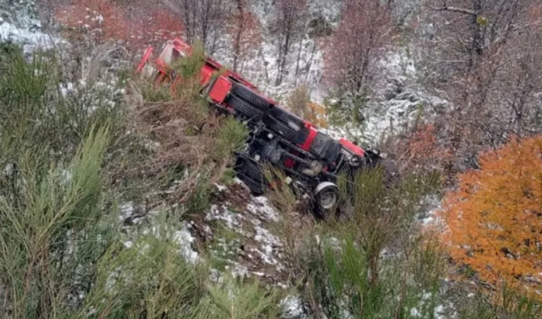 Un camión de Vialidad Nacional cayó por un barranco mientras trabajaba en la Ruta 40