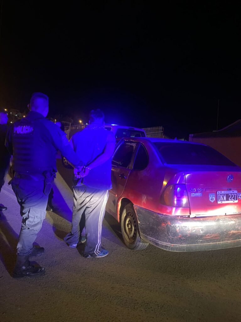 Tenía arresto domiciliario por homicidio y lo atraparon tras intentar fugarse en auto