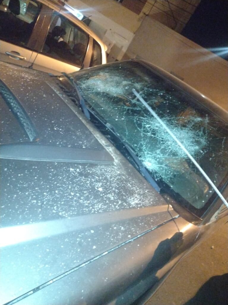 Rompió el vidrio de un auto y justificó el daño diciendo que cobraba una deuda