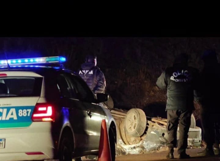 Choque y vuelco en camino Roque González: una menor resultó herida