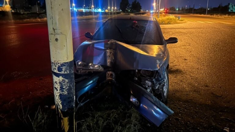 Conducía ebrio, chocó y terminó incrustado en un semáforo