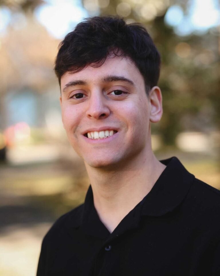 Orgullo: un comodorense se recibió de ingeniero nuclear en un prestigioso instituto