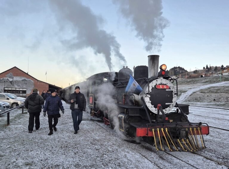 Con las primeras pinceladas de nieve del invierno, “La Trochita” realizó una nueva salida en Esquel