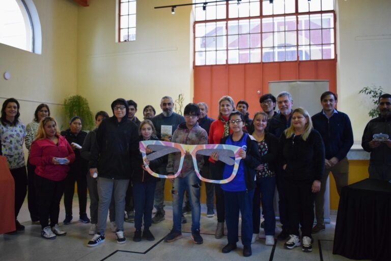 Ya suman más de 800 los lentes recetados entregados por la gestión municipal
