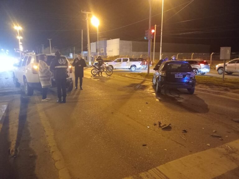 Susto en la mañana: dos autos chocaron en Avenida Hipólito Yrigoyen