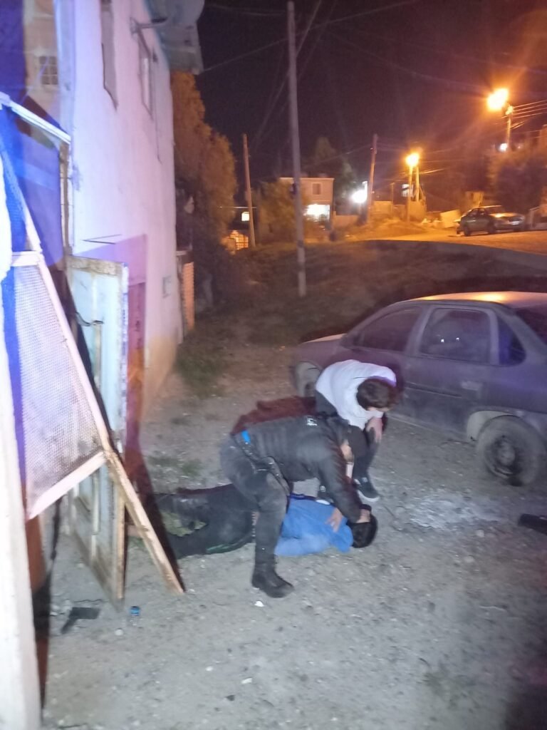 Robó elementos de una camioneta, salió corriendo y la policía lo atrapó a la media cuadra