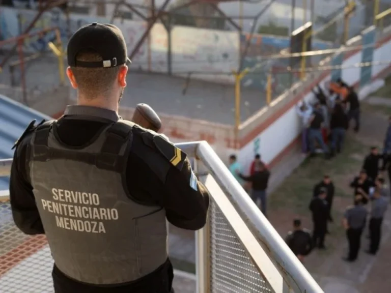 Fue denunciado por abuso y se suicidó frente a la Policía cuando iba a ser detenido