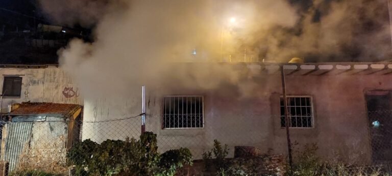 Se le prendió fuego un colchón y debió ser hospitalizado por inhalación de humo