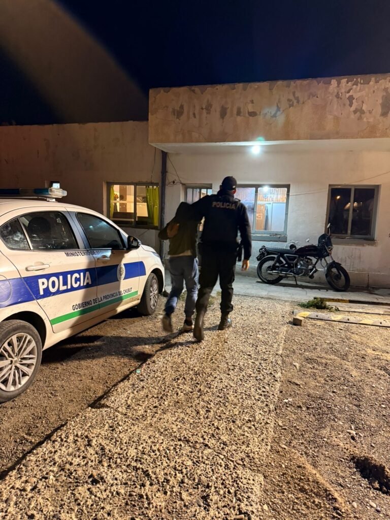Un taxista se negó a hacer un viaje y le rompieron el auto: uno de los agresores era menor