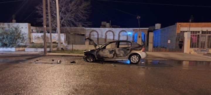 Se incendió un auto en plena calle y no apareció el dueño