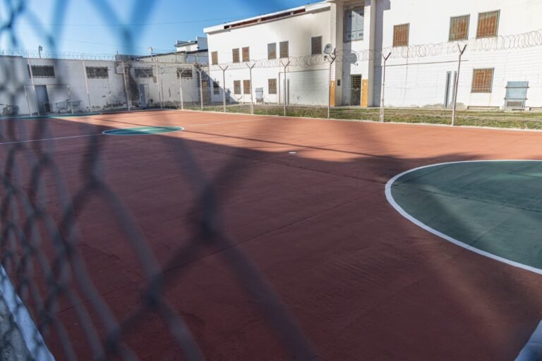 Con el aporte de UOCRA, Camioneros y el Municipio se inauguró un playón en la Alcaidía