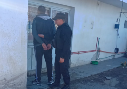 Fue a la comisaría a consultar su situación legal y terminó preso