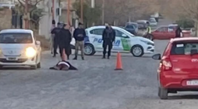 Asesinaron a un hombre de un disparo en la cabeza en la puerta de una escuela primaria