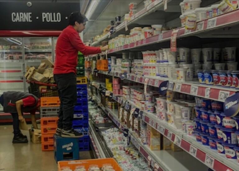 Los empleados de comercio acordaron una suba del 6% más sumas fijas de 40.000 pesos