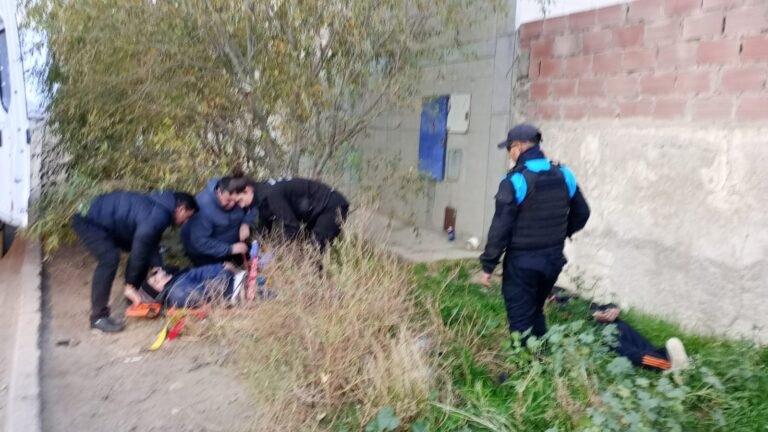 Intentó sustraer 30 metros de cable y sufrio una presunta fractura al saltar un paredón