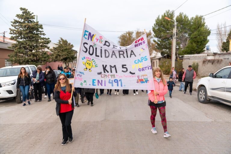 Km. 5 celebró el Día del Vecino con un colorido desfile