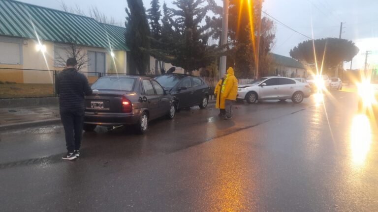 Se durmió al volante y chocó a vehículos estacionados