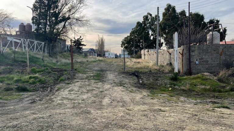 Una empresa de servicios petroleros cercó una calle en el barrio Industrial