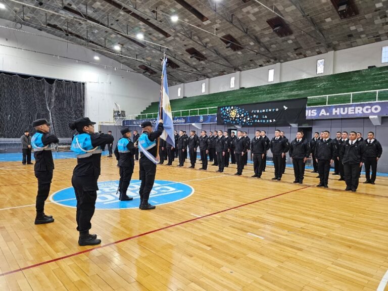 Más de 80 aspirantes a agentes de policía tomaron juramento a la bandera