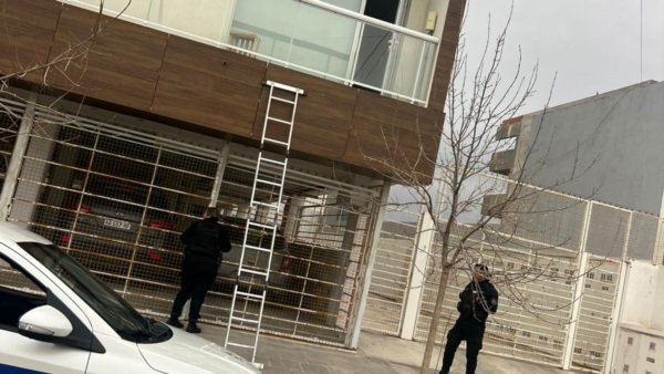 Estaba con su hija y por su balcón ingresaron dos delincuentes